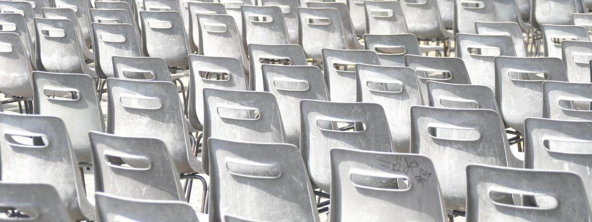 Unzählige Stuhlreihen mit weißen Stuhlrücken