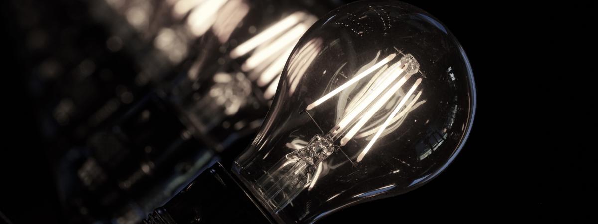 Abbildung vieler Glühbirnen hintereinander