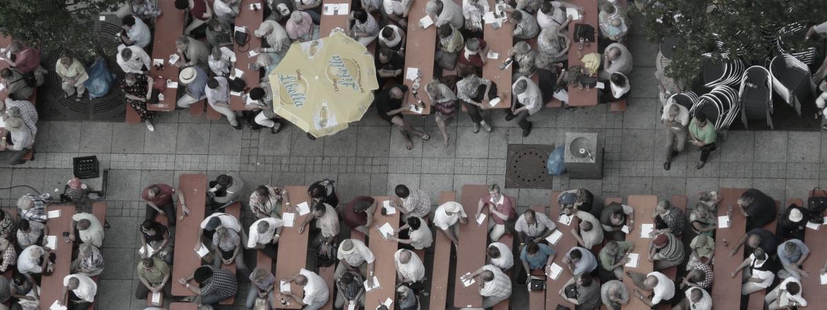 Bierbank Festival Menschengruppen Menschen auf Bierbänken