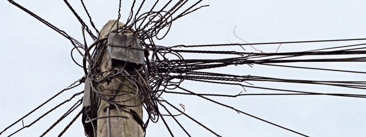 Telefonmast Kabel Öffentlichkeit Telefonmast mit Kabeln in alle Richtungen