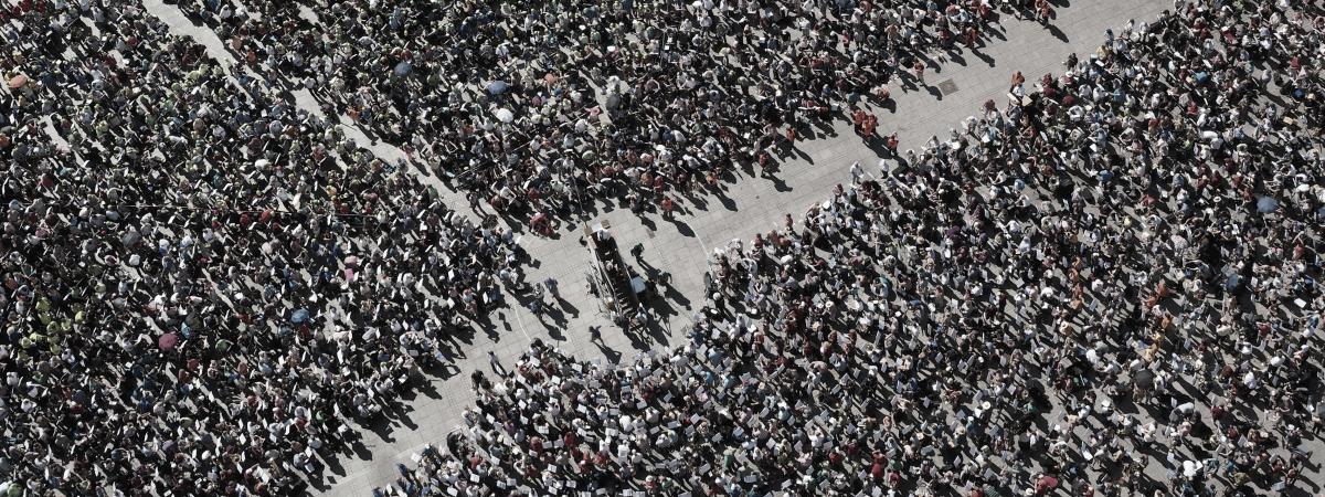Demonstration Menschengruppen Große Menschenmenge durch Schneise geteilt